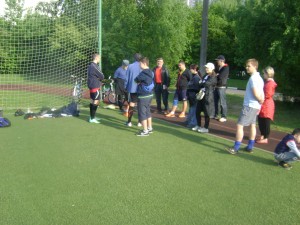 Легенда в окружении любителей футбола