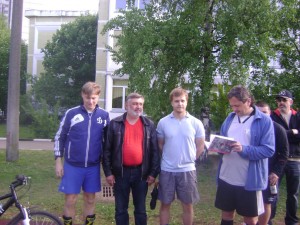 И книга с дарственной подписью в подарок. Слева - заклятый динамовец Виктор. :)