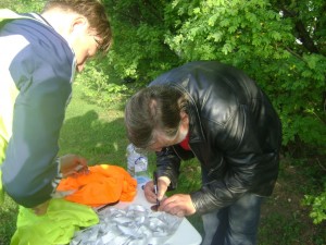 Федор подписывает памятные медали